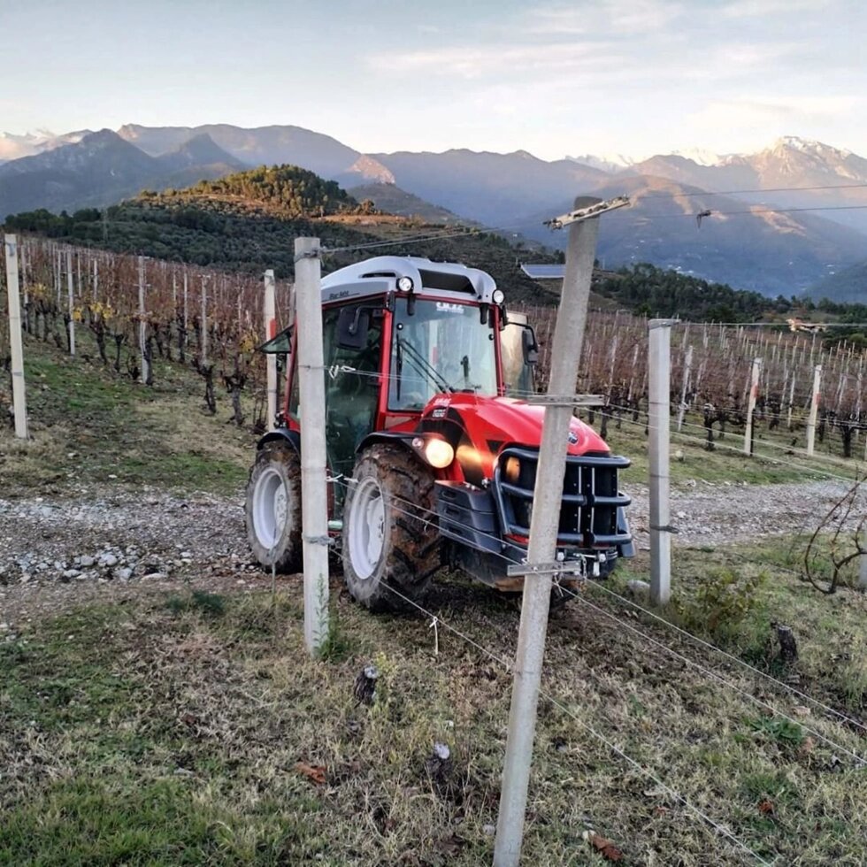Итальянский трактор Antonio Carraro SRX 7800 с кабиной для садов от компании Tractor People - фото 1
