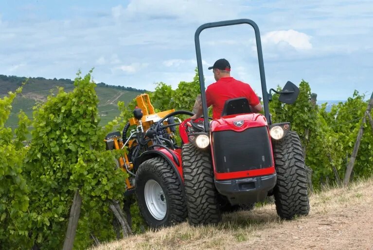 Итальянский трактор Antonio Carraro SRX 9800 без кабины для садов от компании Tractor People - фото 1