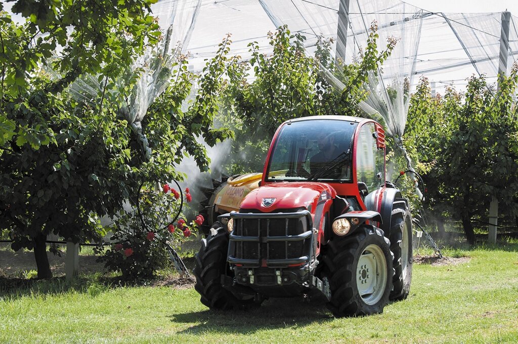 Итальянский трактор Antonio Carraro Tigre 4000 - ширина 1 055 мм от компании Tractor People - фото 1