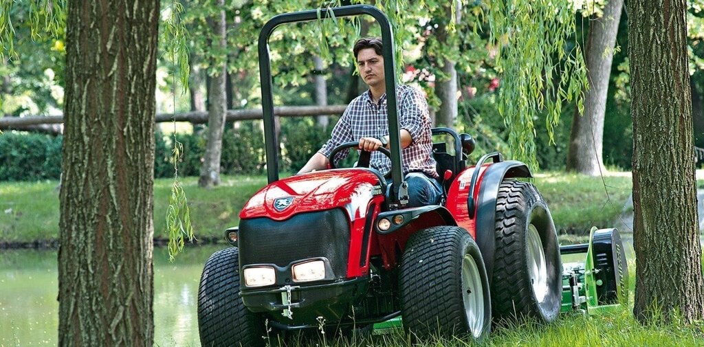 Итальянский трактор Antonio Carraro Tigre 4400F для садов от компании Tractor People - фото 1