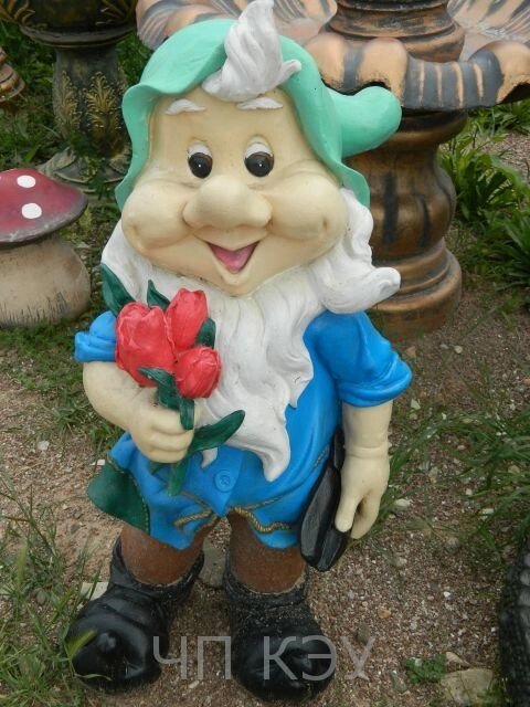 Фигура садовая- Гном большой с тюльпаном. Н=80см. Арт.58 от компании КЭУ - фото 1