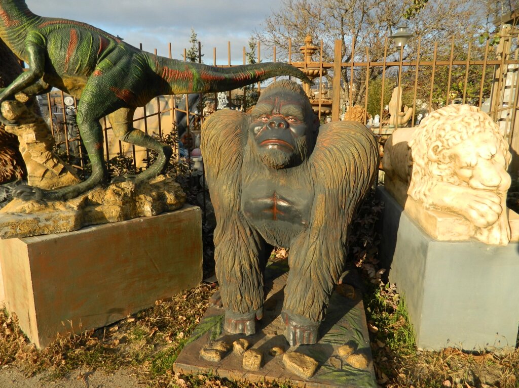 Фигура садовая огромная горилла бетонная .Арт. 65 от компании КЭУ - фото 1