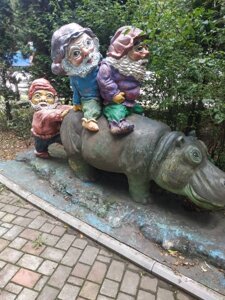 Сказочная фигура бегемота с гномами для парка и дачи. Арт.