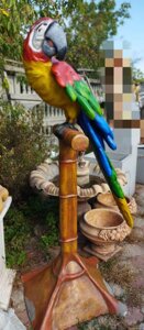 Большой попугай - Ара на подставке высотой 2 метра для сада, парка и дома.