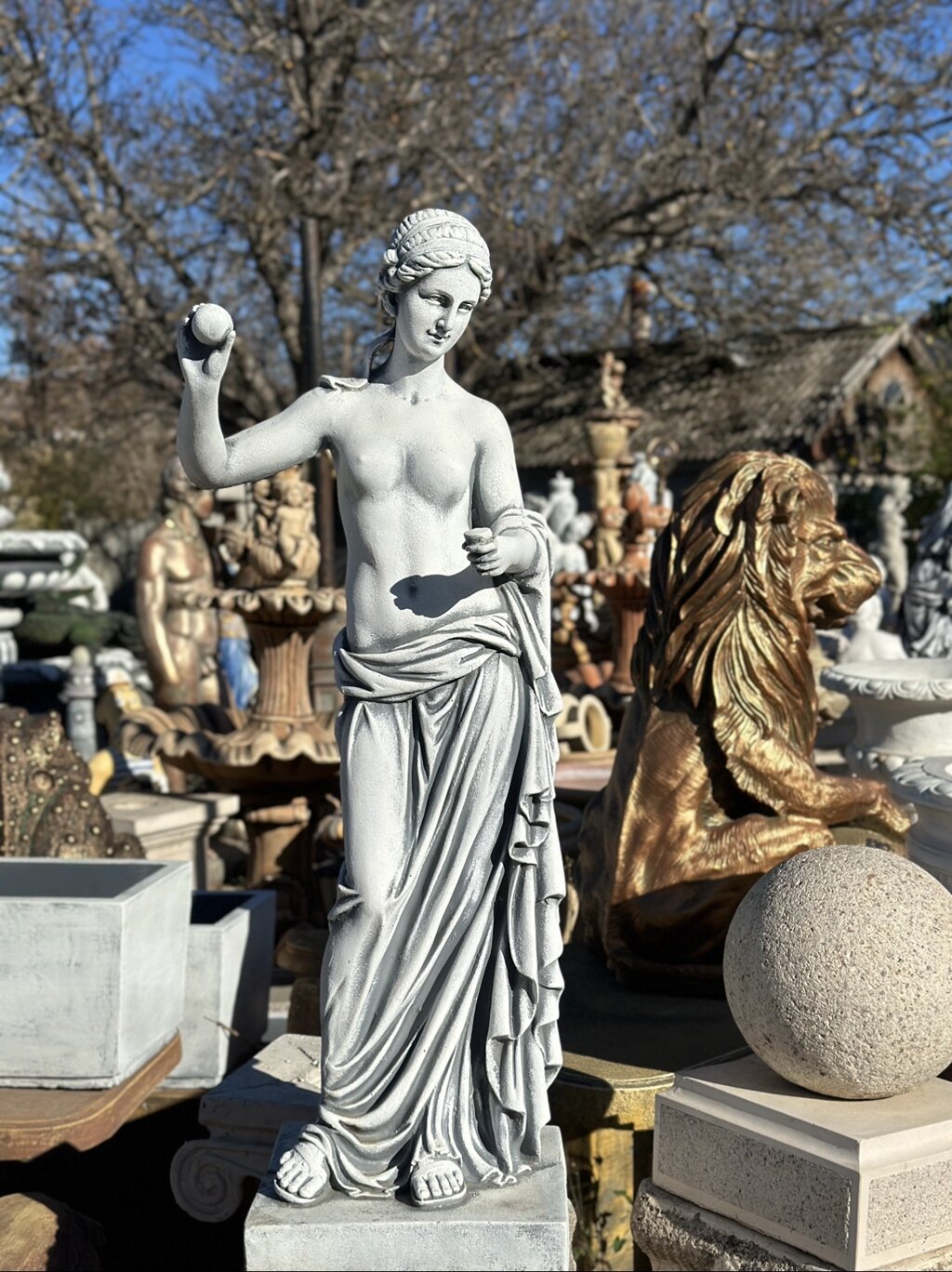 Садовая скульптура  Девушка с яблоком от компании КЭУ - фото 1