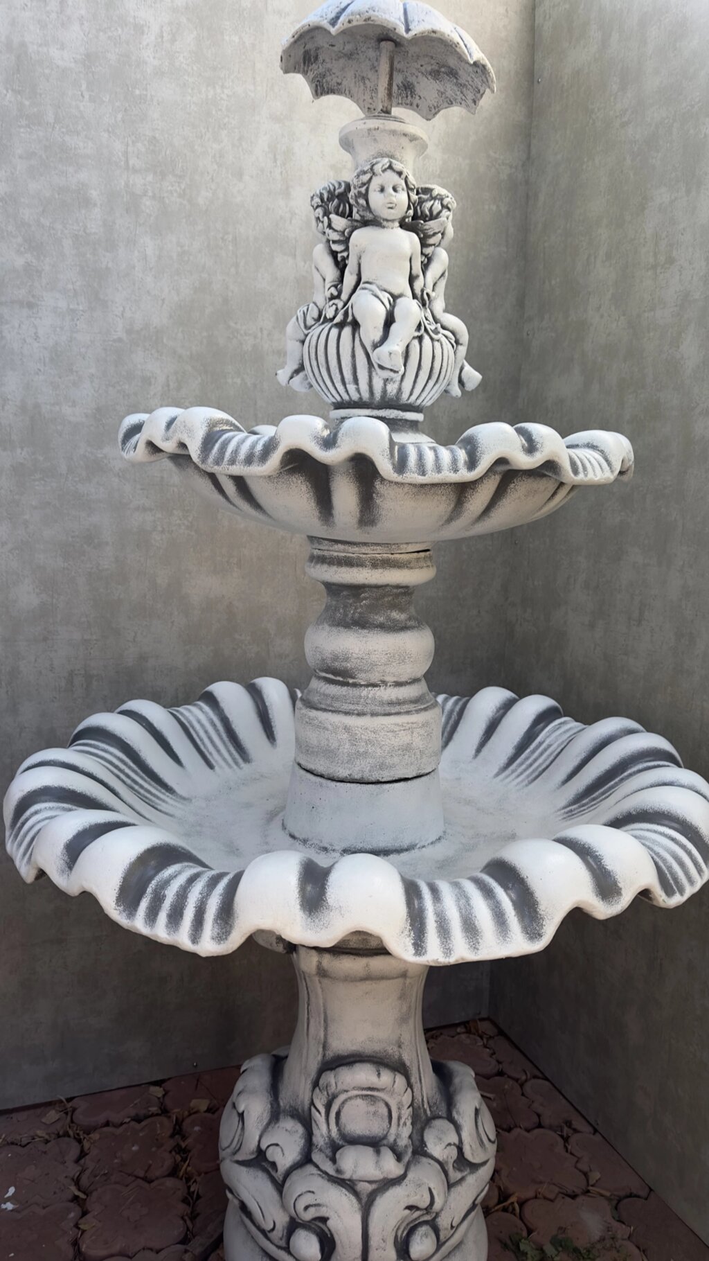 Садовый бетонный фонтан" Тройной ангел" с зонтом . Арт. 6729 от компании КЭУ - фото 1
