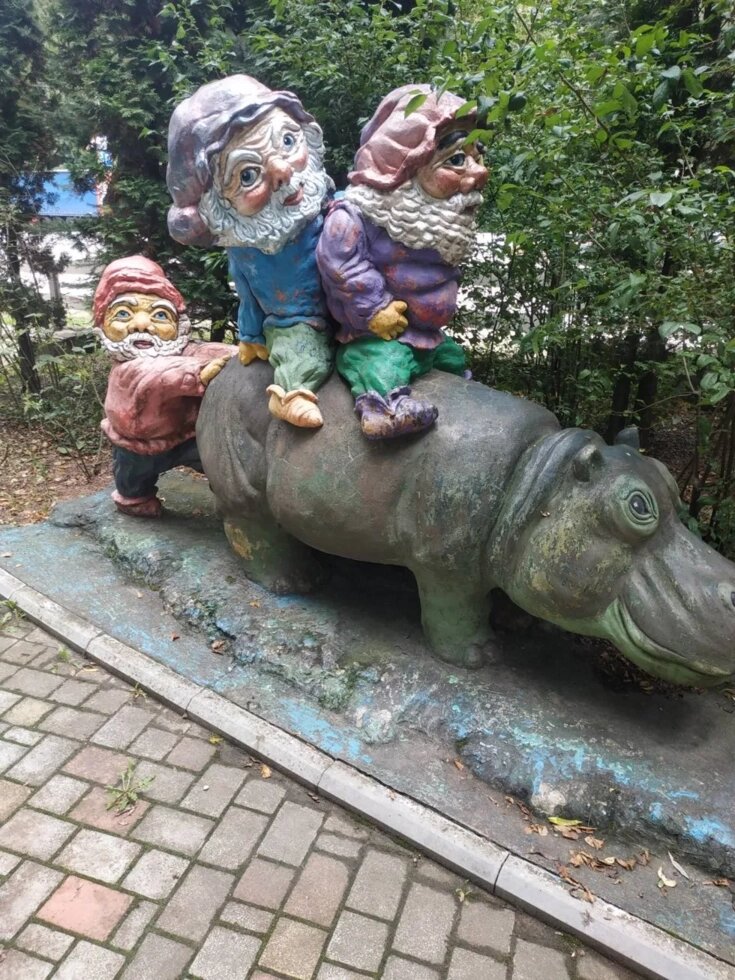 Сказочная фигура бегемота с гномами  для парка и дачи. Арт. от компании КЭУ - фото 1