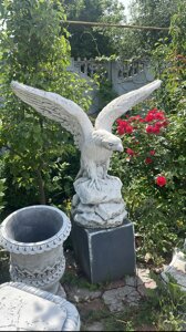 Скульптура Орел на камне- для дома