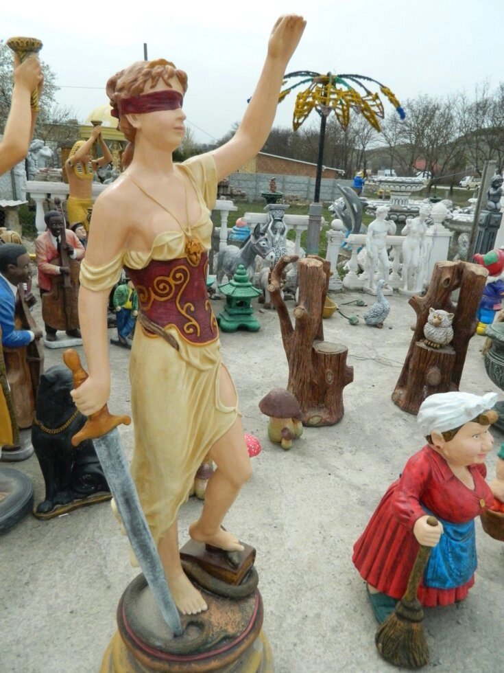 Скульптура садовая бетонная- Богиня Правосудия. Арт.259 от компании КЭУ - фото 1