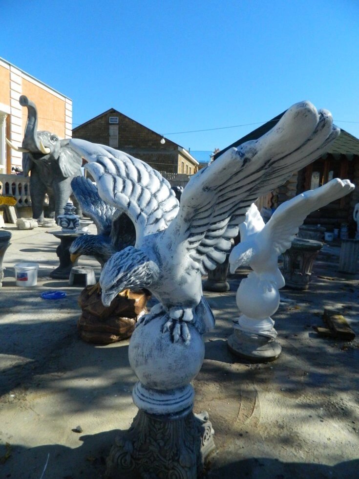 Скульптура садовая Орел на шаре. Арт. 6Б от компании КЭУ - фото 1