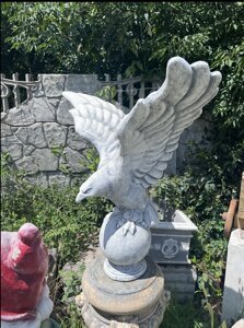 Скульптура садовая Орел на шаре