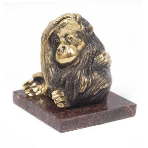 Декоративная статуэтка "Задумчивая обезьяна" из бронзы на подставке из камня