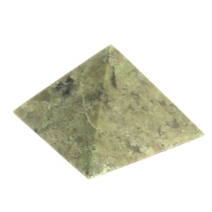 Пирамида из жадеита 6,5х6,5х4,5 см / каменная пирамидка для медитаций/ пирамида из натурального камня / сувенир из камня