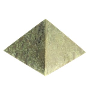 Пирамида из жадеита 6х6х4 см / каменная пирамидка для медитаций/ пирамида из натурального камня / сувенир из камня