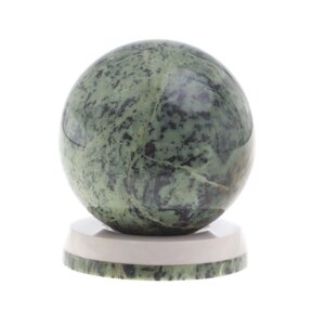 Шар из нефрита 9 см Антистресс на каменной подставке / шар нефритовый / шар для медитаций / каменный шар / сувенир из