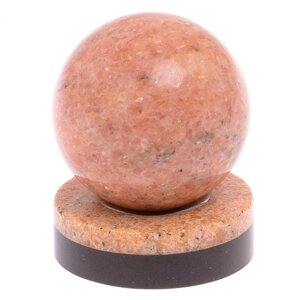 Шар из розового мрамора 5 см на каменной подставке / каменный шарик / шар декоративный / шар для медитаций / сувенир из