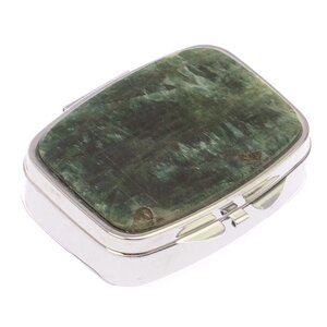 Таблетница на 2 отделения камень зеленый апатит цвет серебро / подарочная таблетница / контейнер для таблеток / бокс