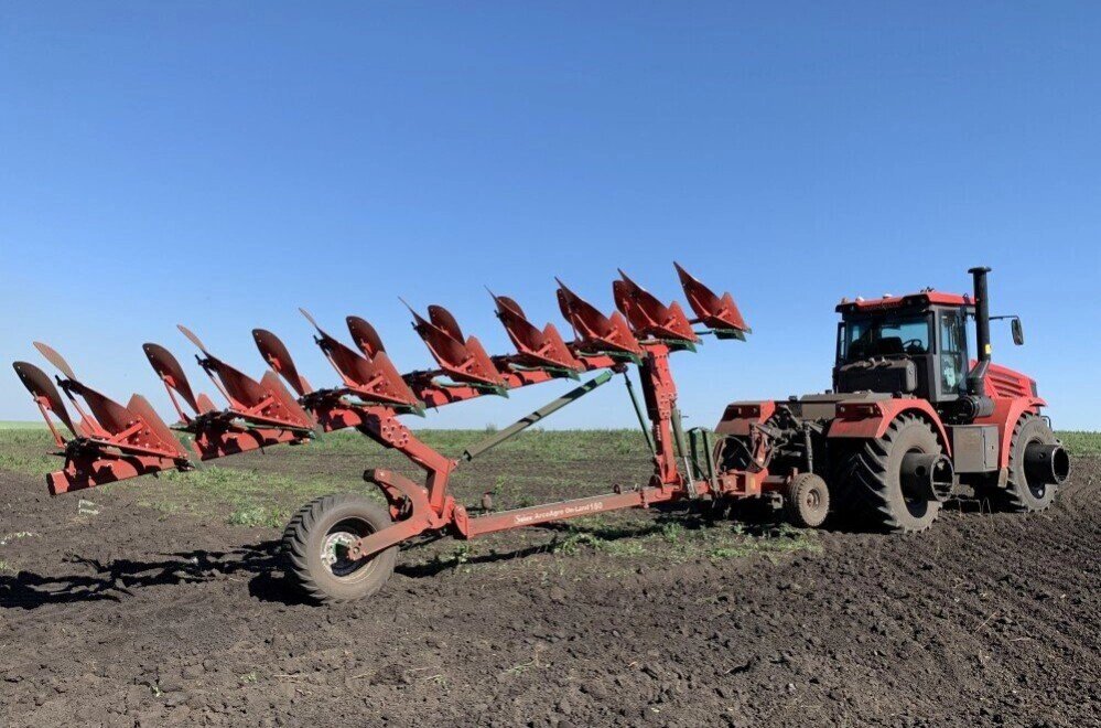 Плуг AcroAgro 180 On-Land - 9 (7+1+1) корпусов, полунавесной оборотный с болтовой защитой, для вспашки вне борозды с от компании ООО "Универсал Агро" - фото 1