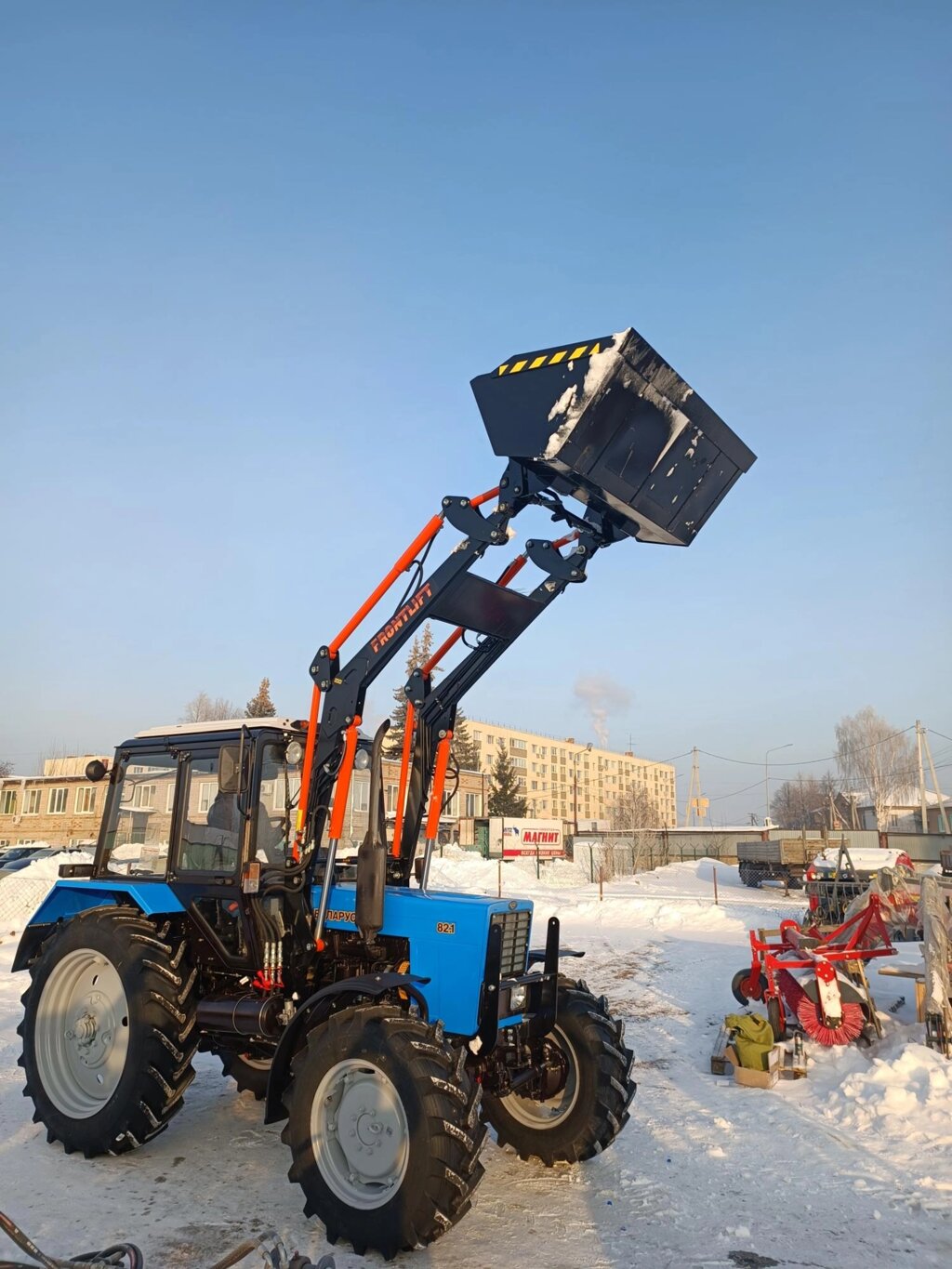 Погрузчик фронтальный FRONTLIFT-1200 к тракторам БЕЛАРУС, с модернизированными гидравлическими магистралями, от компании ООО "Универсал Агро" - фото 1