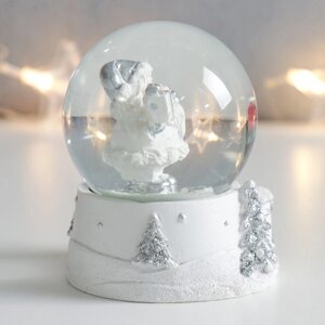 Сувенир полистоун водяной шар "Дед Мороз с подарком" белый с серебром 7х6,7х8,8 см (6 шт)