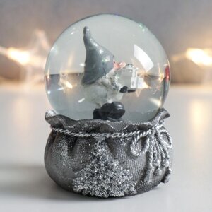 Сувенир полистоун водяной шар "Дед Морозик с подарками" серебро 7х6,7х8,8 см (6 шт)