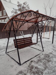 Качели металлические черные ножки, высота 200 см, глубина 1200 см деревянная основа сидения в Ярославе
