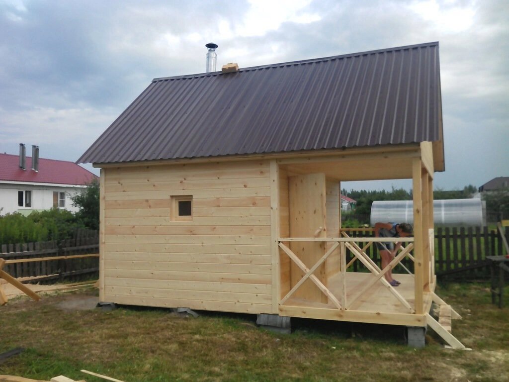 Баня из профилированного бруса под ключ. Баня из бруса. Баня 4 на 4 из бруса. Баня из бруса под ключ. Стройка бани.