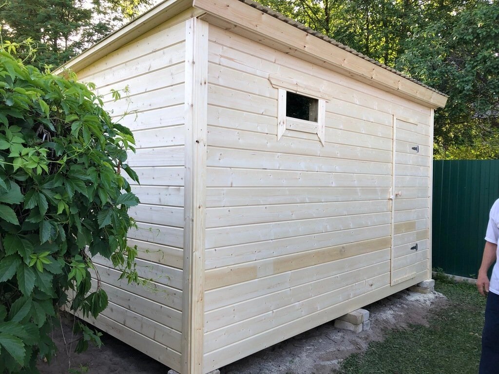 Хозблок 6м*2,3м (№6013). Фото маленький хозблок из металлосайдинга. Зодчий сарай хозблок. Хозблок с дровником 6 на 3. Угловой хозблок.