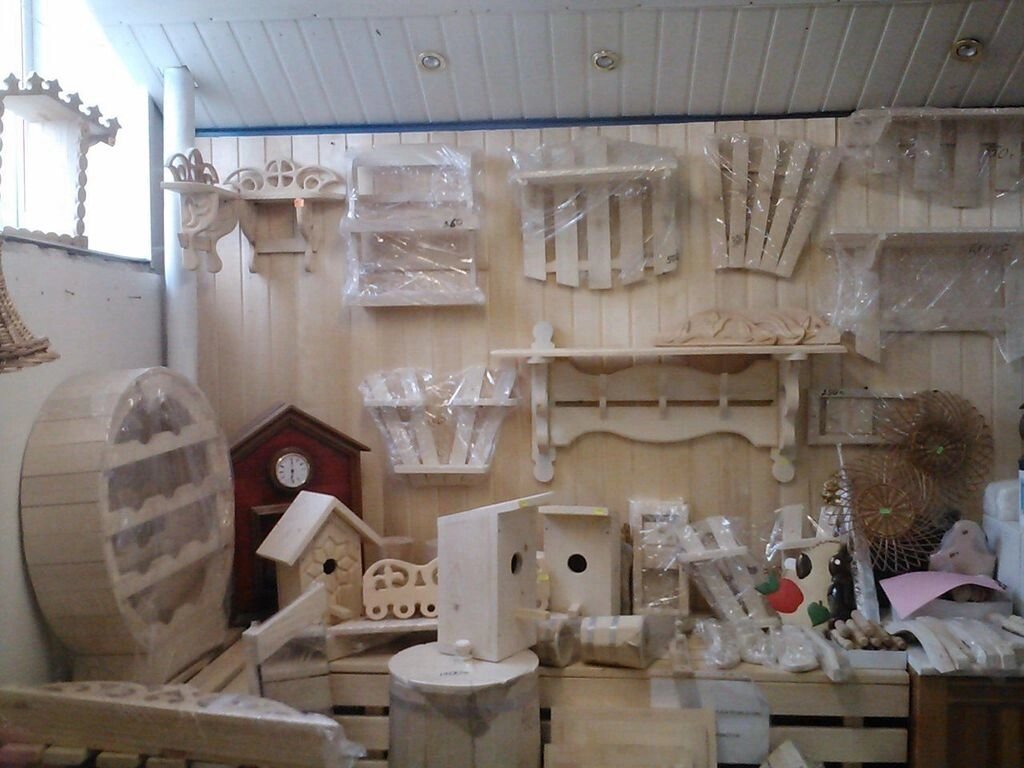 Полочки деревянные для дома и бани от компании АртУют - строительство каркасных домов, бань и бытовок в Ярославле - фото 1