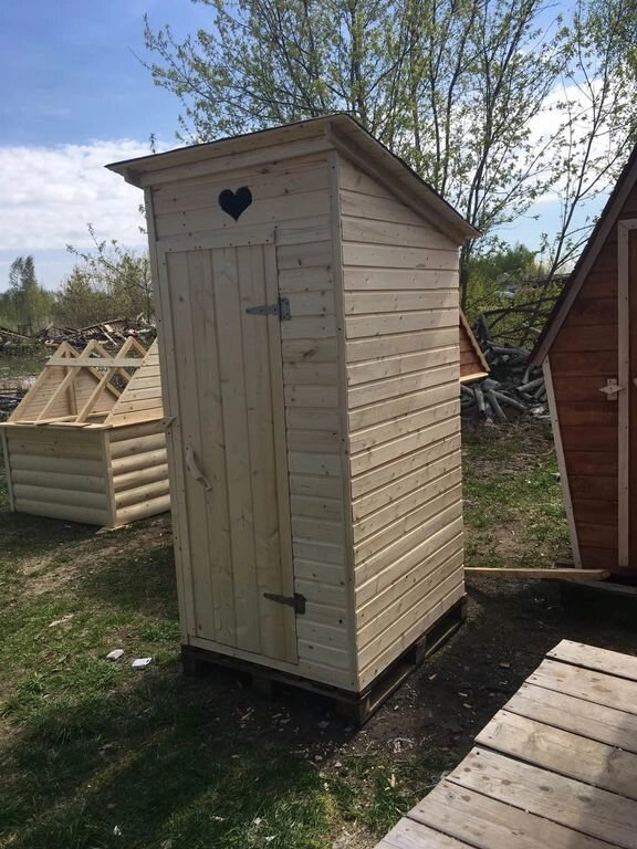 Туалет деревянный для дачи 1*1 м от компании АртУют - строительство каркасных домов, бань и бытовок в Ярославле - фото 1