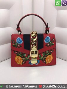 Сумка Gucci Sylvie с цветами Gucci клатч Красный