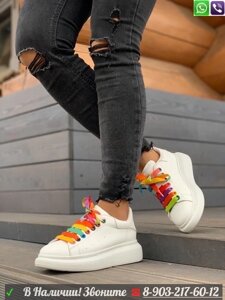 Кроссовки Alexander McQueen Oversize с разноцветными шнурками белые