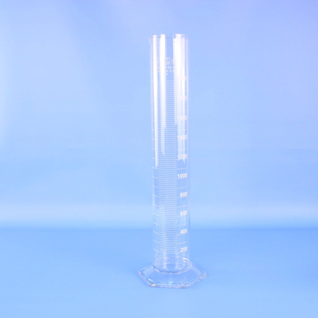 Цилиндр мерный 1-2000-2, 2000 мл, со стеклянным основанием, с носиком, белая шкала, (ГОСТ 1770-74) от компании Labdevices - Лабораторное оборудование и посуда - фото 1