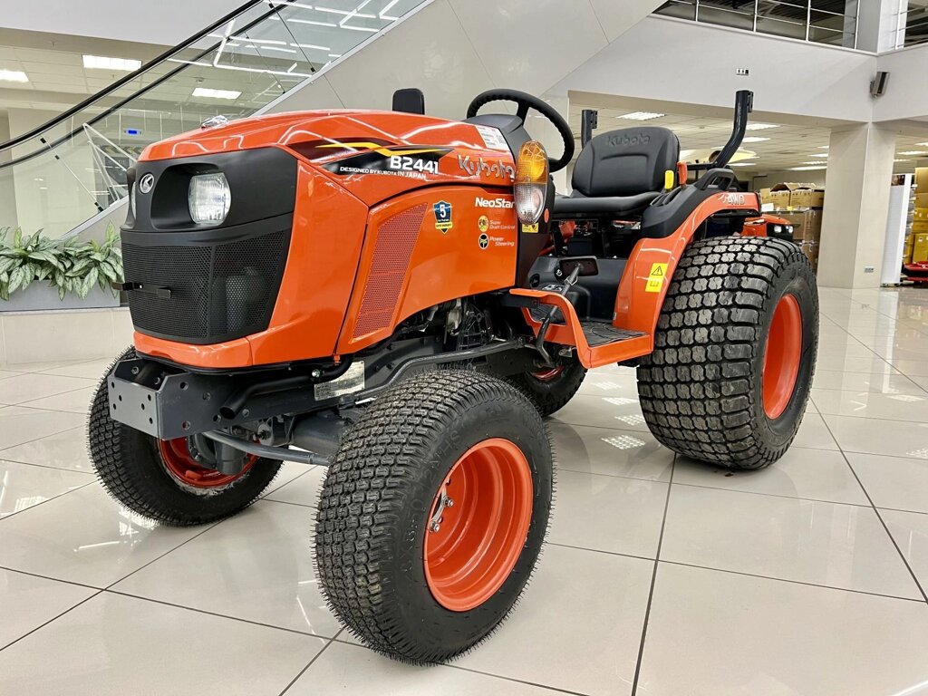 Минитрактор Kubota B2441 TURF на газонной резине от компании ПРОФТРАКТОР - Магазин тракторов и садовой техники - фото 1