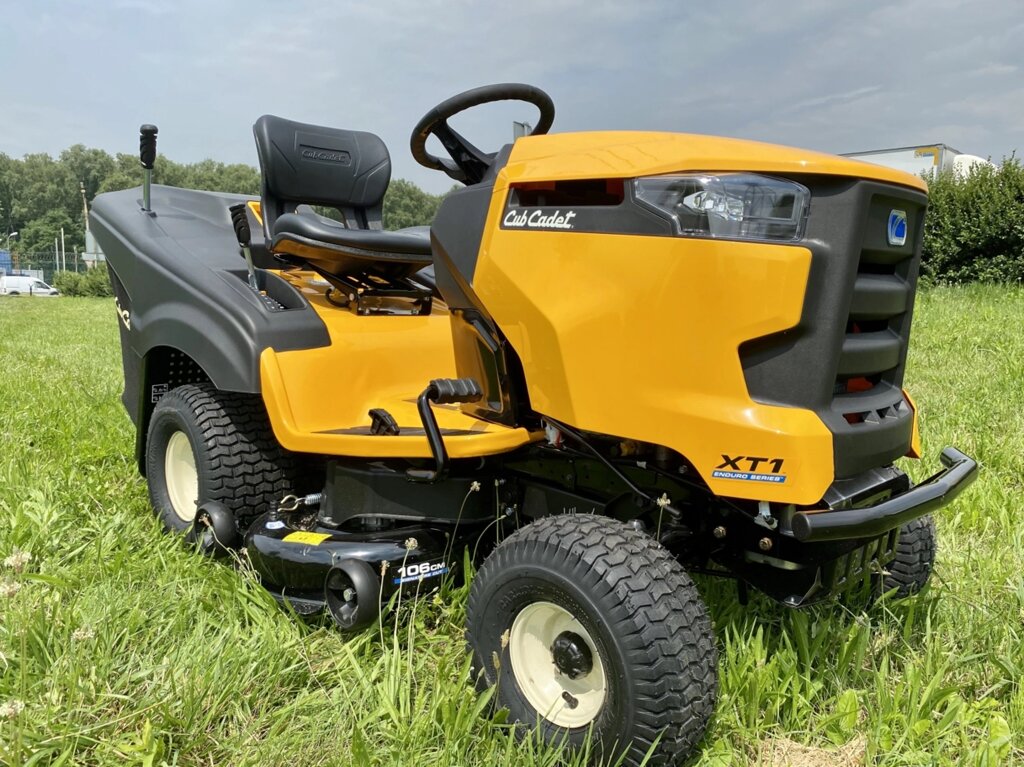 Садовый трактор Cub Cadet XT1 OR106 от компании ПРОФТРАКТОР - Магазин тракторов и садовой техники - фото 1