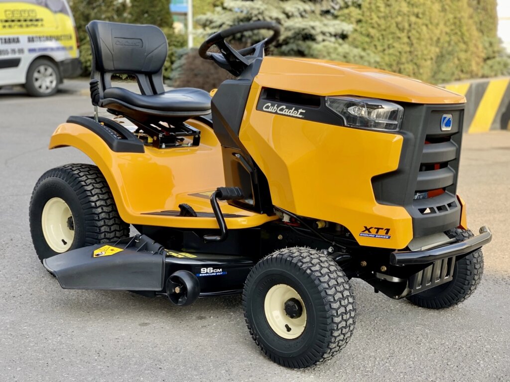 Садовый трактор Cub Cadet XT1 OS96 от компании ПРОФТРАКТОР - Магазин тракторов и садовой техники - фото 1