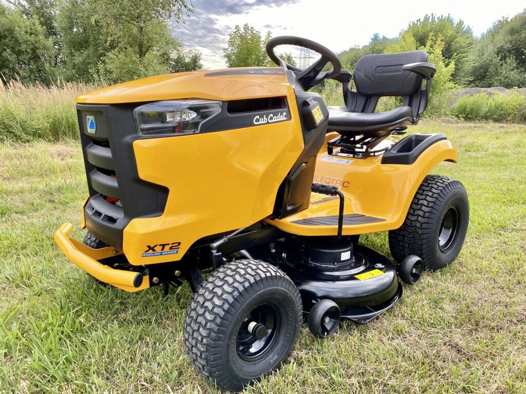 Садовый трактор Cub Cadet XT2 ES107 аккумуляторный от компании ПРОФТРАКТОР - Магазин тракторов и садовой техники - фото 1