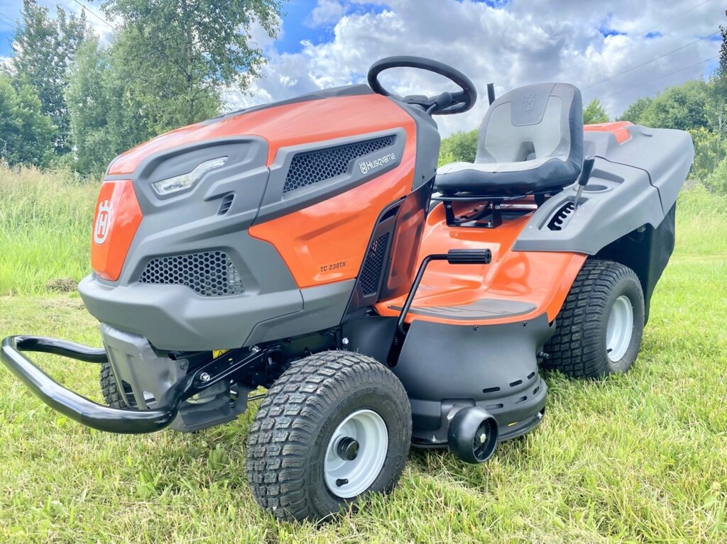 Садовый трактор Husqvarna TC 238TX с мульчированием от компании ПРОФТРАКТОР - Магазин тракторов и садовой техники - фото 1