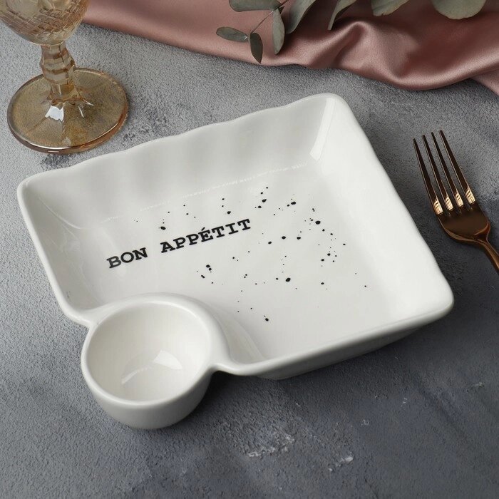 Блюдо керамическое с соусником Bon appetit, 18.6 х 17.5 х 4 см, цвет белый от компании Интернет - магазин Flap - фото 1