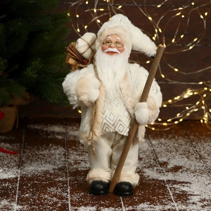 Дед Мороз "В белой шубе, кофте ромбик, с посохом и подарками" 30х16 см от компании Интернет - магазин Flap - фото 1