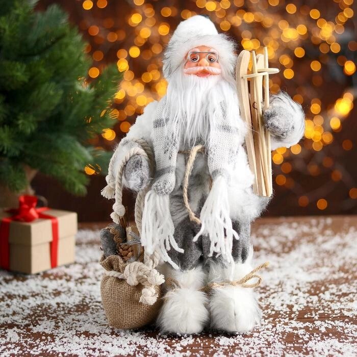 Дед Мороз "В белой шубке с лыжами" 30 см от компании Интернет - магазин Flap - фото 1