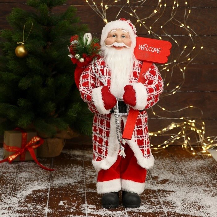 Дед Мороз "В красной клетчатой шубе, с табличкой и подарками" 25х45 см от компании Интернет - магазин Flap - фото 1