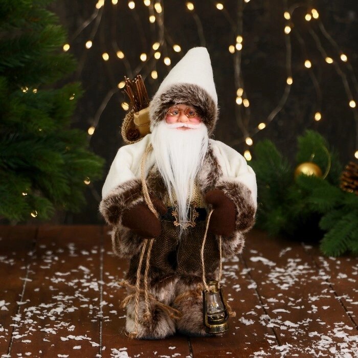 Дед Мороз "В пушистом колпачке, с фонариком и подарками" 28 см, двигается, серо-белый от компании Интернет - магазин Flap - фото 1
