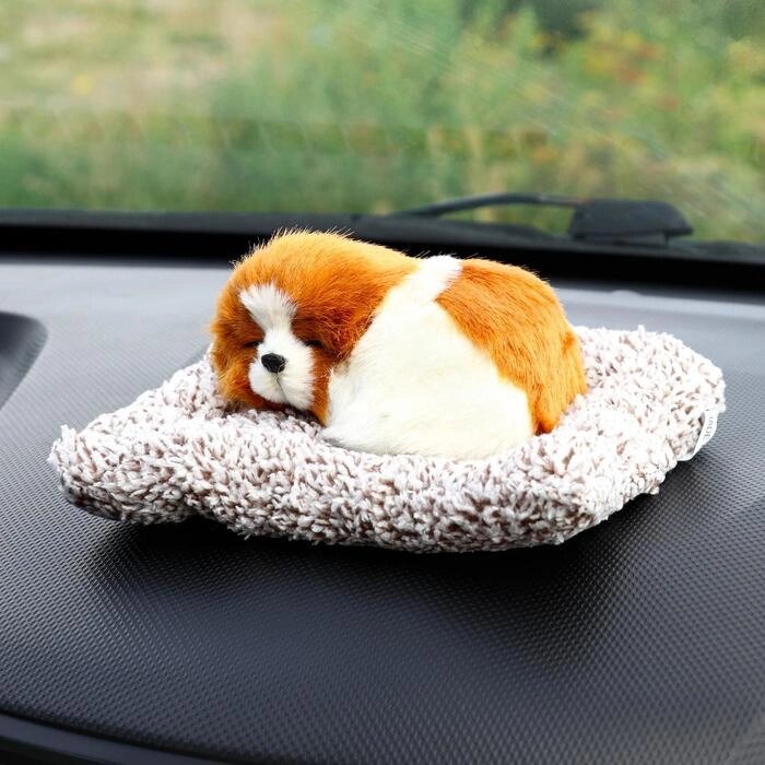 Игрушка на панель авто, собака на подушке, бело-рыжий окрас от компании Интернет - магазин Flap - фото 1