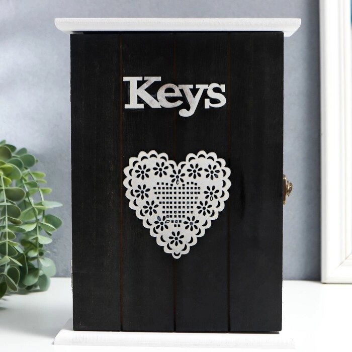 Ключница дерево 6 крючков "Ключи. Сердце" серая с белым 26х19х6 см от компании Интернет - магазин Flap - фото 1
