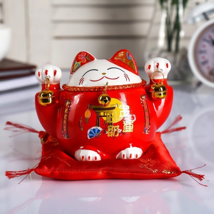Копилка керамика "Кот манэки-нэко красный с колокольчиками" 10,5х13,5х9 см от компании Интернет - магазин Flap - фото 1