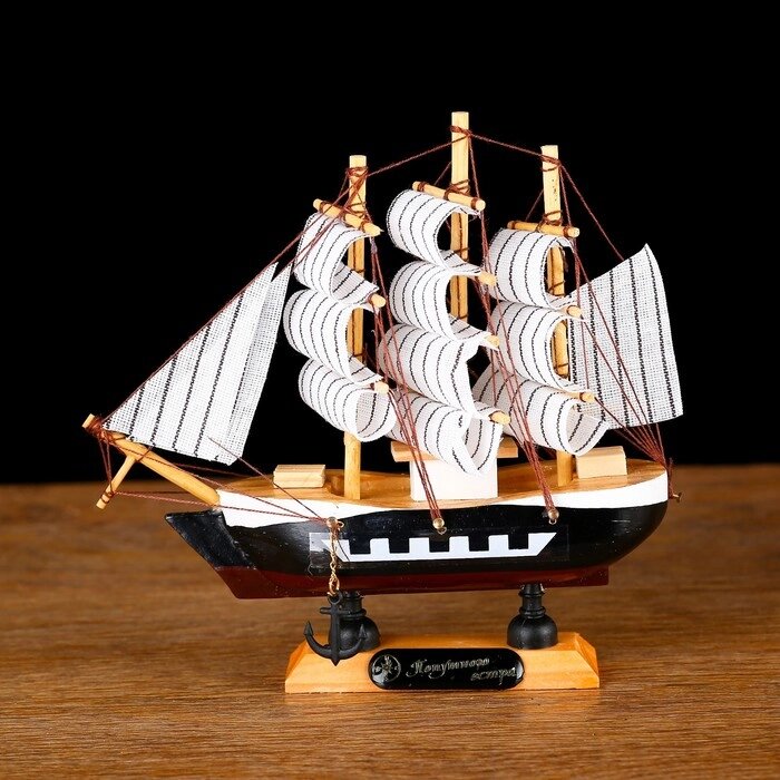 Корабль сувенирный малый "Фараон",  борты чёрные, каюты, 3 мачты, белые паруса в полоску от компании Интернет - магазин Flap - фото 1