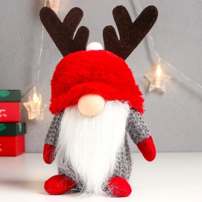Кукла интерьерная "Дед Мороз в красной шапке с рожками" 20х13х11 см от компании Интернет - магазин Flap - фото 1