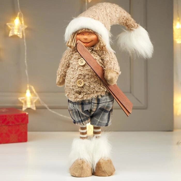 Кукла интерьерная "Мальчик в бежевой меховой куртке, с лыжами в руке" 47х12х15 от компании Интернет - магазин Flap - фото 1