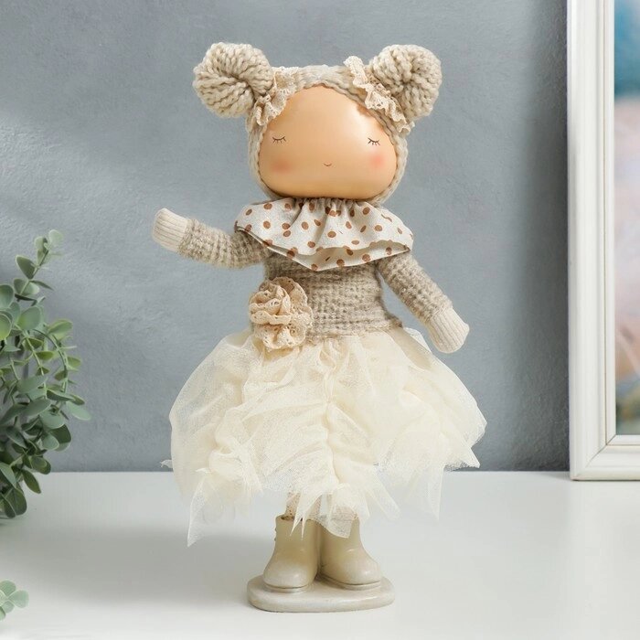 Кукла интерьерная "Малышка в бежевом наряде, юбка из сетки" 33х15х18,5 см от компании Интернет - магазин Flap - фото 1